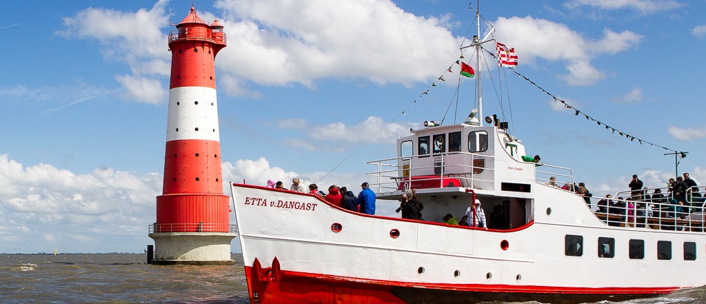 Etta von Dangast am Leuchtturm Arngast mit Passagieren